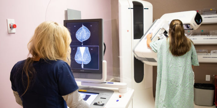 ¿Necesito hacer algo para prepararme para una mamografía?