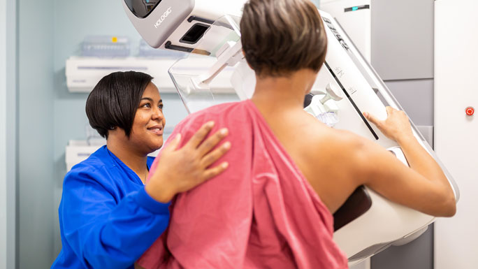 Superar las barreras para programar su mamografía